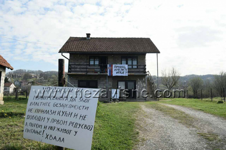Deložacija opet odgođena, Radomir Kuzmić prijetio da će zapaliti plinske boce