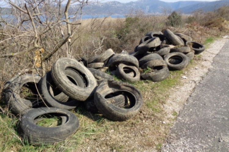 Istrošene gume bacili u Park prirode Hutovo blato