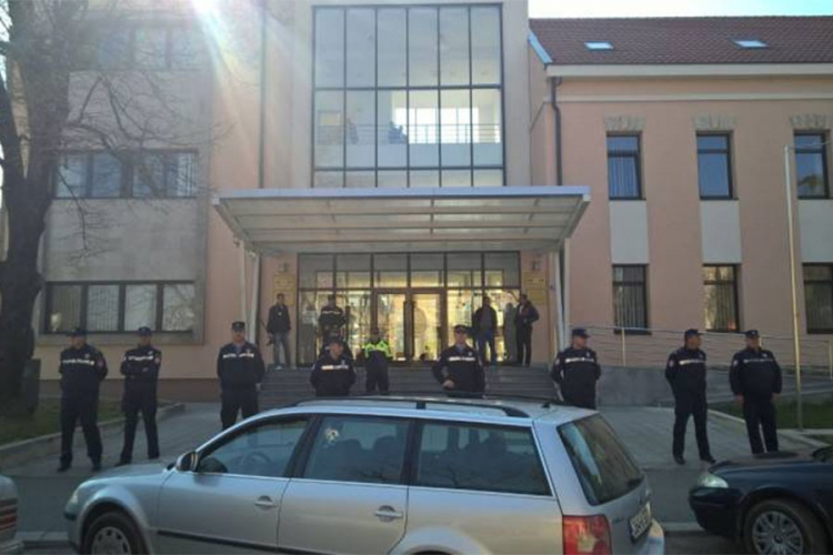 Uz pomoć policije do većine u Bileći?