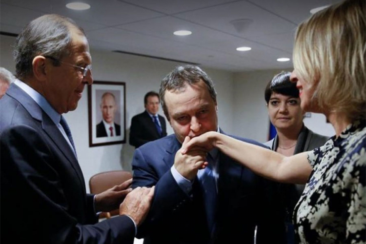 Zaharova se pohvalila još jednim poklonom od Dačića 