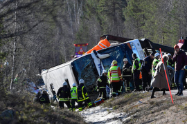 Troje poginulo u slijetanju školskog autobusa