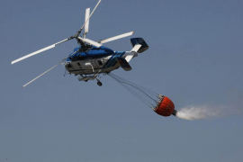 Požari bjesne, helikopter u hangaru  