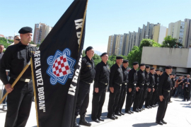 Pripadnici HOS-a uzvikivali "Za dom spremni"