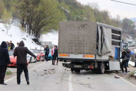 Kamiondžija se zagledao u sportske automobile pa udario u Porše