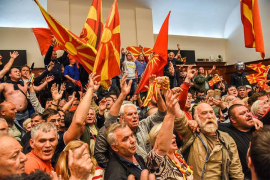 Pedeset hiljada ljudi ispred zgrade Sobranja u Skoplju, povrijeđeno ...