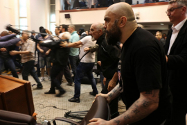 U majici "Za dom spremni" uletio je u makedonski parlament