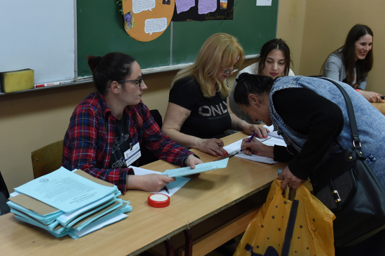 Predsjednički izbori u Srbiji: Do 18 sati glasalo 46,23 % birača, bez problema