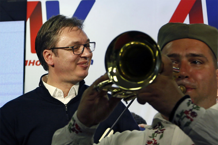 Mond: Vučić, moćni čovjek na Balkanu u jeku krize