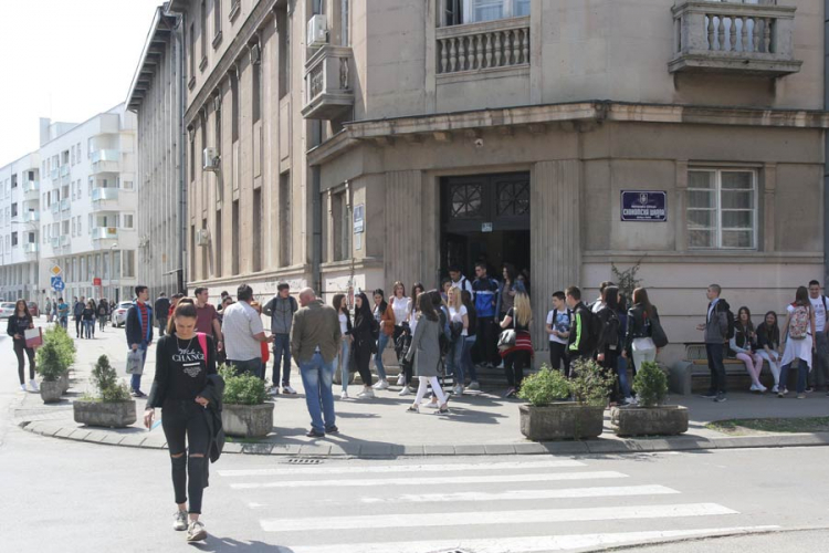 Roditelji i profesori protiv uvođenja vjeronauke u srednje škole
