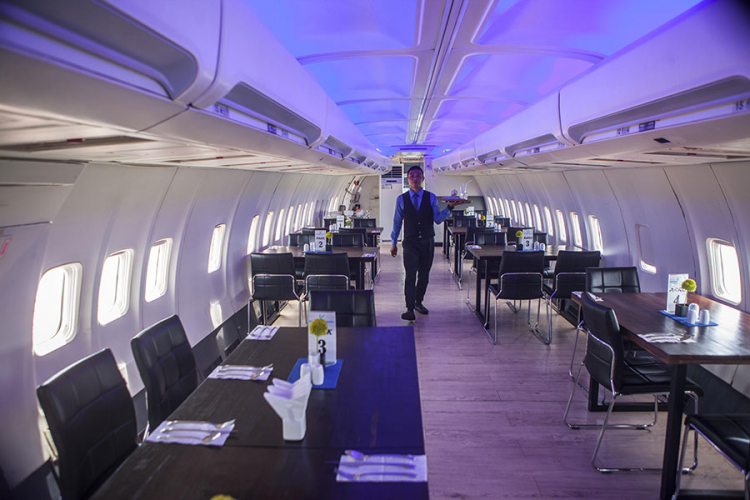 Putnički avion pretvoren u luksuzni restoran