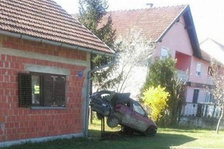 Pijani šesnaestogodišnjak "parkirao" Corsu na ogradu kuće