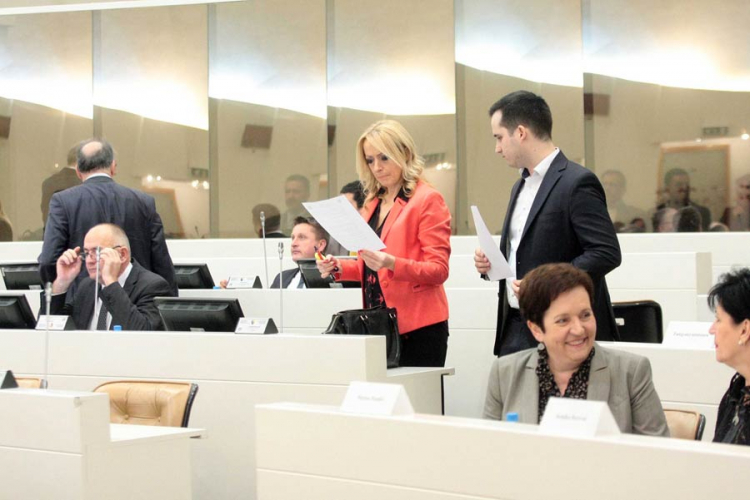 SDS protiv akciza, pada aranžman sa MMF-om?
