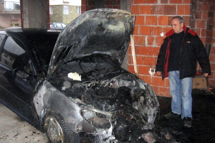 Vlasenica tri automobila zapaljena u istoj ulici