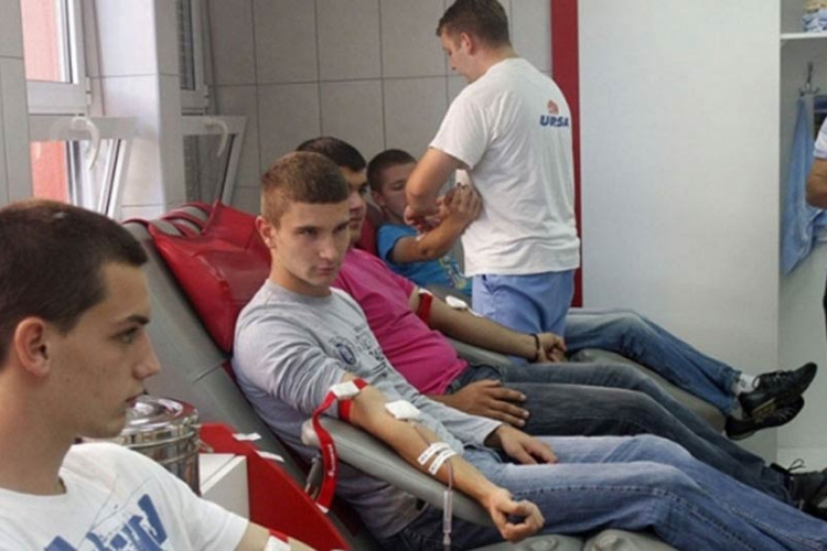 Učenici Građevinske škole daruju krv