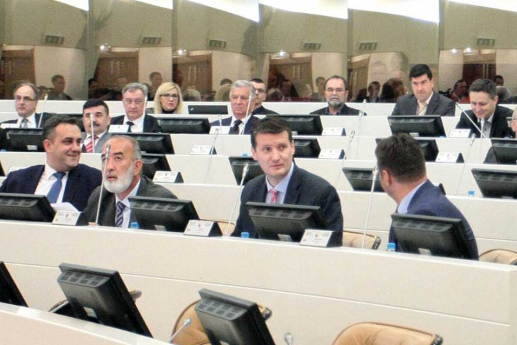 Odmetnuta četvorka SDA oborila akcize