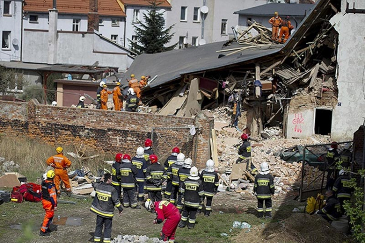 U urušavanju zgrade dvoje mrtvih, traga se za još 11 osoba