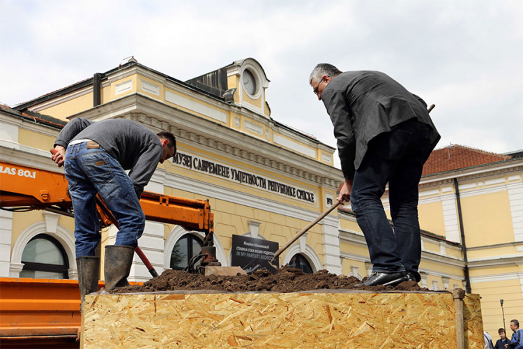Posijali krompir ispred Muzeja Savremene umjetnosti u Banjaluci
