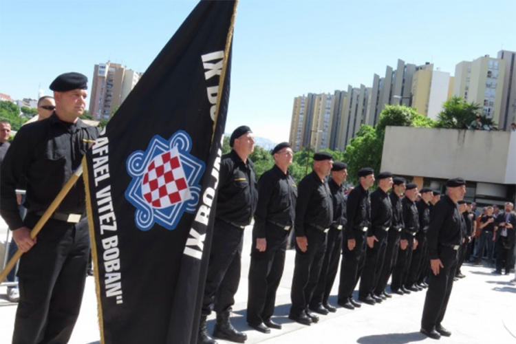 Pripadnici HOS-a uzvikivali "Za dom spremni"