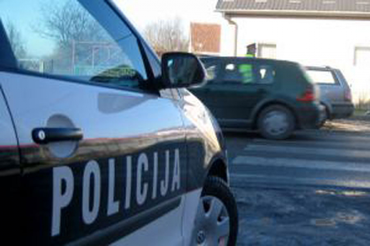 Vrijeđao građane ispred Konzulata Hrvatske, pa udario policajca