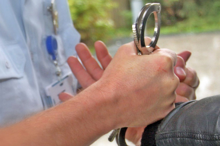 Lupao po kladionici, napao sestru i oca pa polupao policijsko vozilo