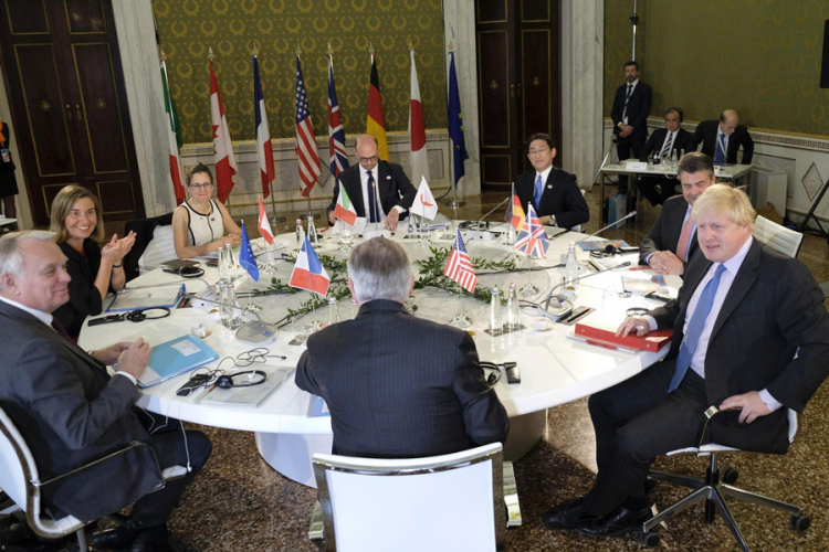 Štampa ismijava Džonsona poslije neuspjeha na G7: Boris bez zuba