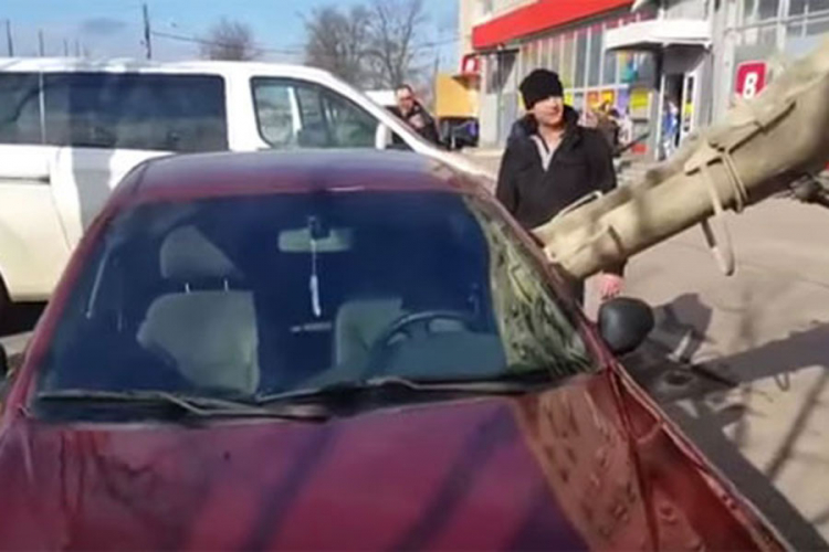 Muž napunio betonom ženin auto zbog prezimena