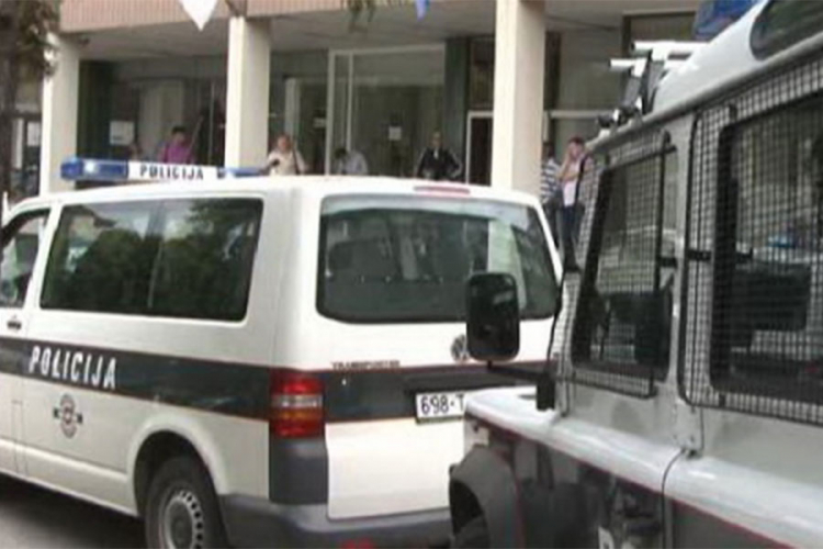 Iz automobila bacio ručnu bombu na pješake