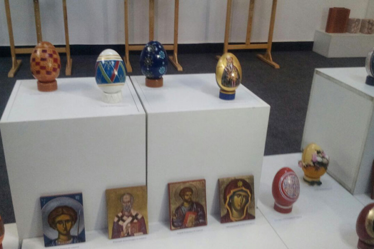 Prodajna izložba vaskršnjih jaja i ikona u Doboju