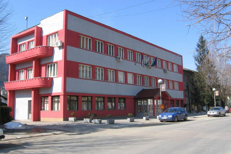 Načelnicima fotelje iako ne ispunjavaju uslove 



