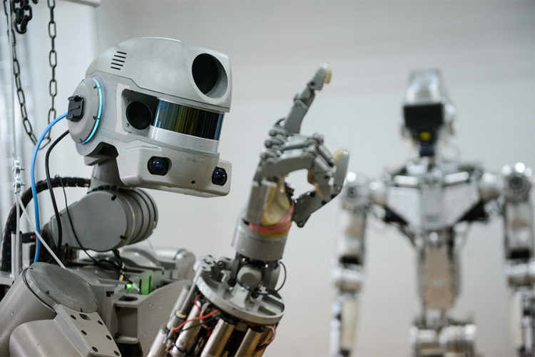 Humanoidni robot puca, vozi kola, letjeće u svemir...
