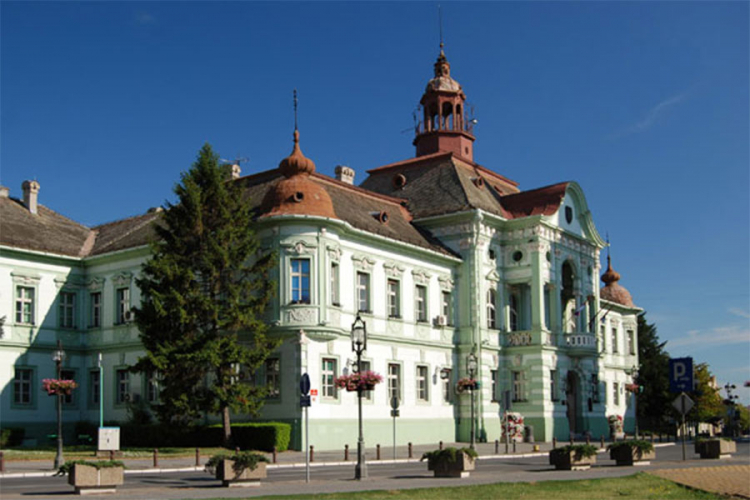 Bačena eksplozivna naprava na zgradu Skupštine u Zrenjaninu