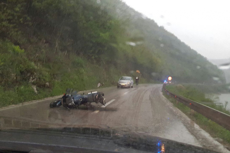 Povrijeđen mladi motociklista iz Jezera 