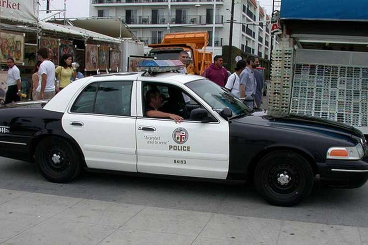 Lažni policajac zaustavio pravog pa završio s lisicama