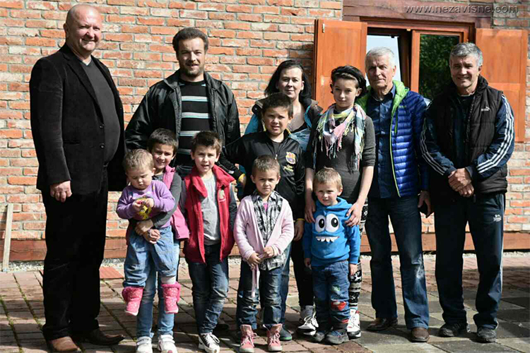 Dvanaestočlanu porodicu Savanović humanisti iznenadili bogatom vaskršnjom gozbom
