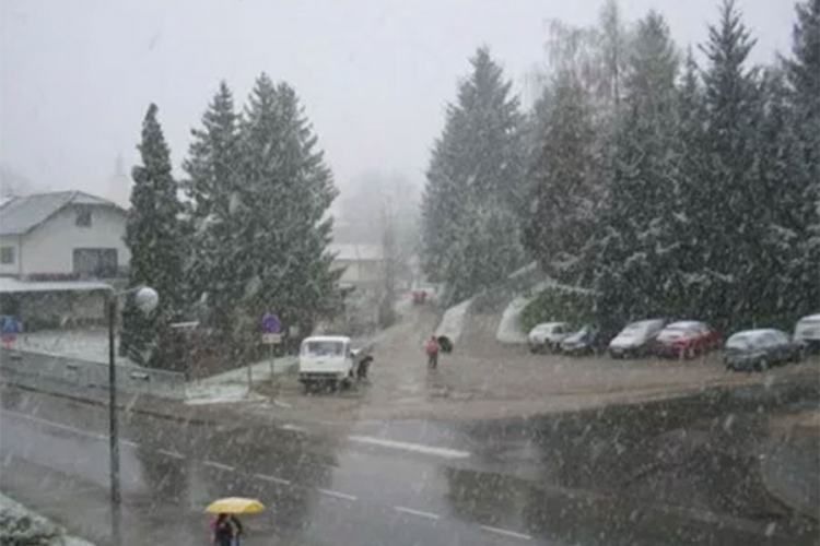 Zbog snijega otežano saobraćanje na prijevojima Komar i Koprivnica