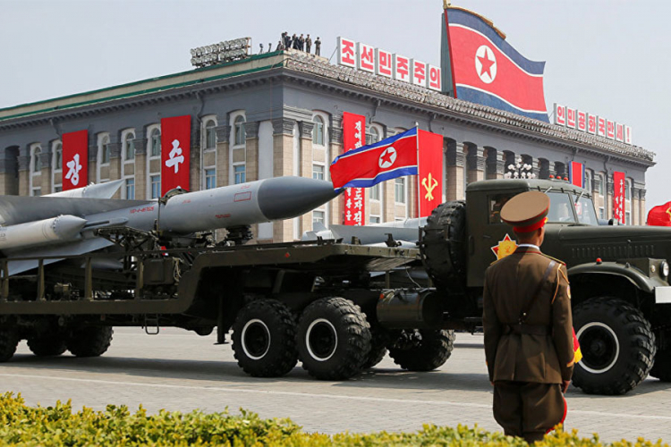 Sjeverna Koreja na paradi prikazala drvene rakete?