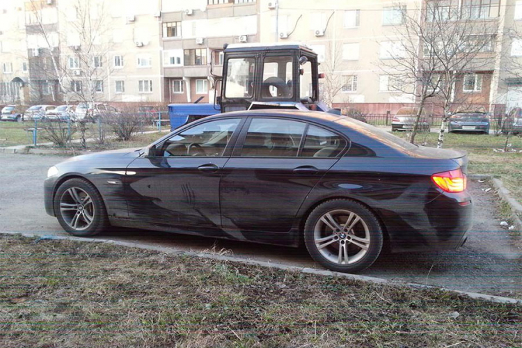 Rus na prljavim automobilima crta umjetnička djela