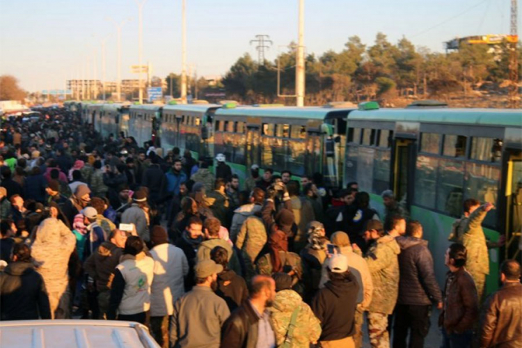 Stotine evakuisanih Sirijaca zaglavljeno na mjestu napada
