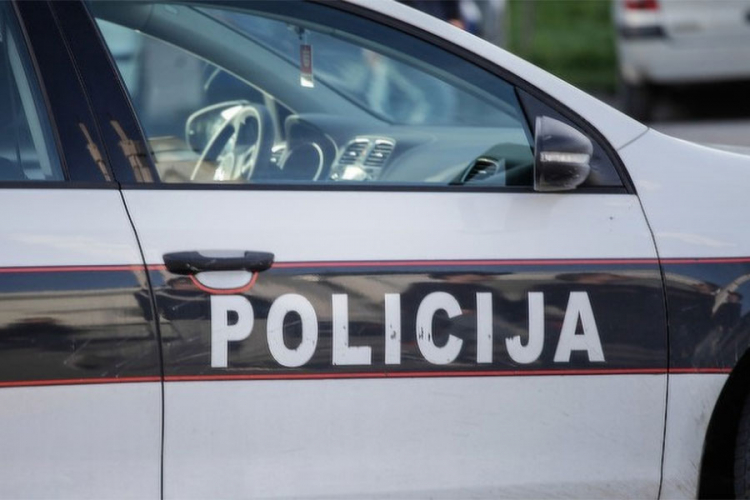 Žena iz Bosanske Krupe automobilom namjerno udarila zaovu 