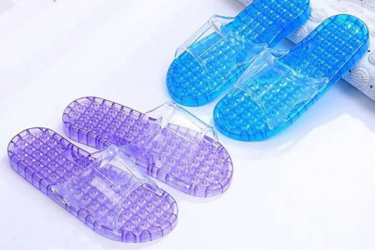 Rijana "nalijepila" potpis na papuče od 1$ i sada su 90 puta skuplje