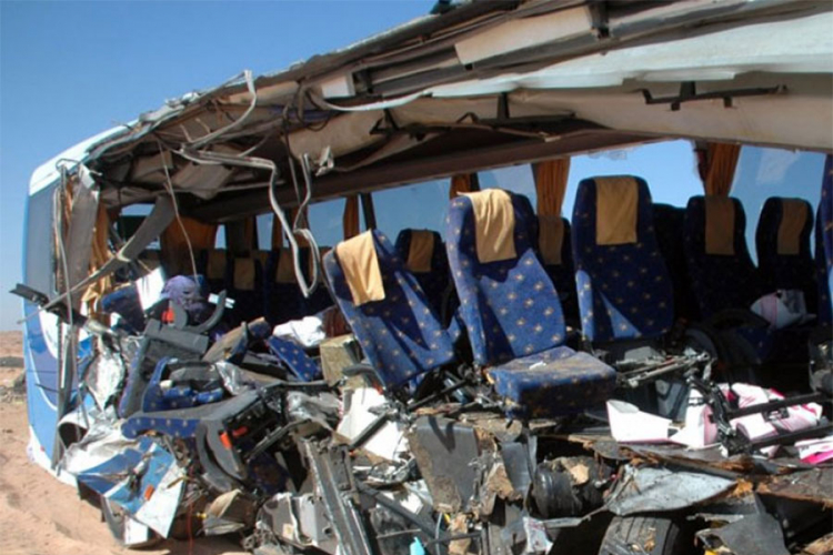 Poginulo 17 učenika u sudaru minibusa i kamiona
