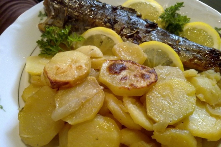 Pastrmka i krompir na pekarski način