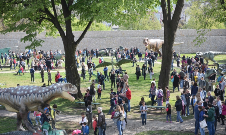 Dinosaurusi na tvrđavi Kastel