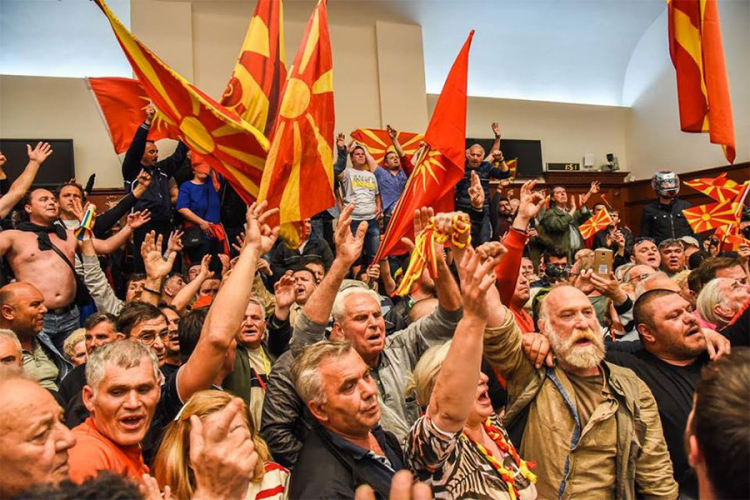 Pedeset hiljada ljudi ispred zgrade Sobranja u Skoplju, povrijeđeno devet poslanika