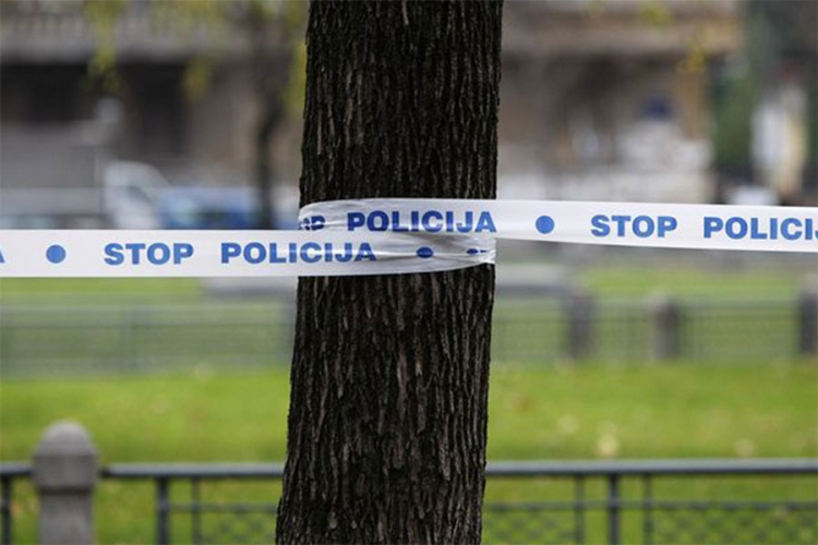 Tijelo tek rođene bebe pronađeno pored kanti za smeće