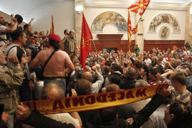 Zbog izazivanja nereda u Skoplju pritvor za sedmoricu, nadzor i kućni ...