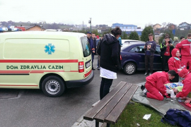 Nesreća u Cazinu: Sudarili se Golf i vozilo Hitne pomoći, pacijent ...