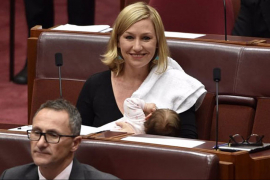 Australija: Senatorka dojila dijete u parlamentu
