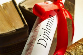 Diploma na zidu, radna knjižica na birou
