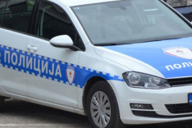 Zaustavljao auta nasred ulice, pa napao policajca